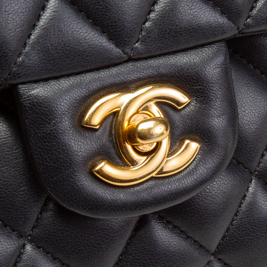 Bolso de hombro de doble colgilla de piel pequeña de chanel - negro