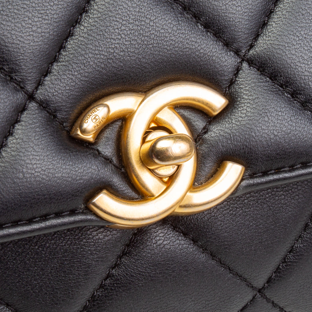 Bolsa de colgajo mediano de la cadena de logotipo de cristal de Chanel CC - negro