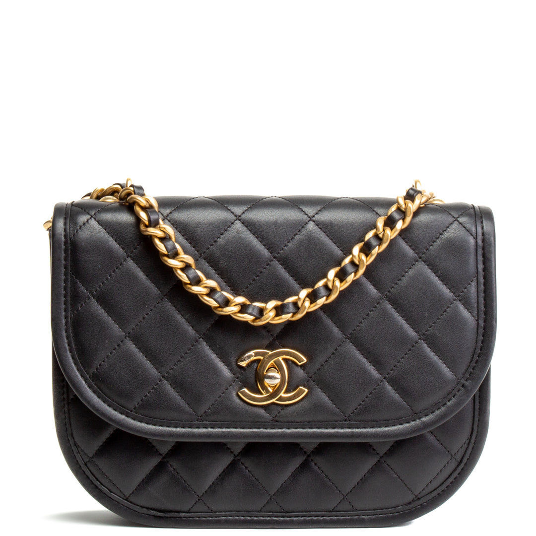 Bolso de colgajo de mensajero de Chanel - negro