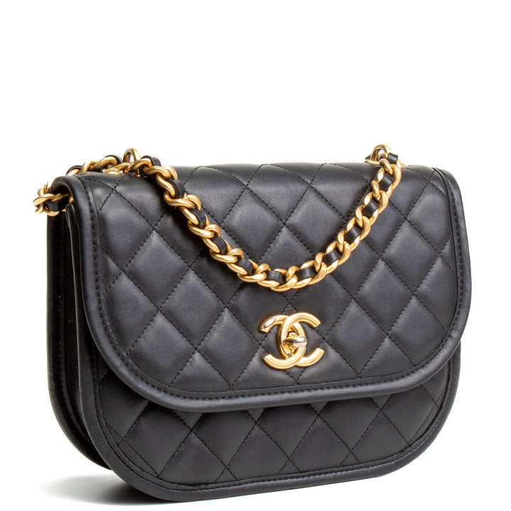 Bolso de colgajo de mensajero de Chanel - negro