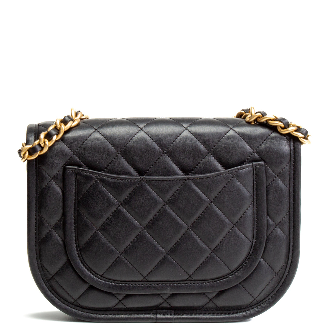 Bolso de colgajo de mensajero de Chanel - negro