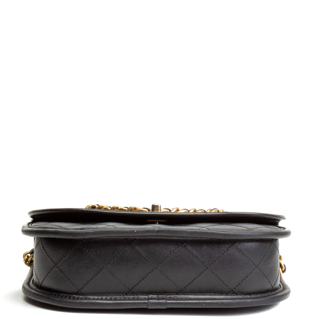 Bolso de colgajo de mensajero de Chanel - negro