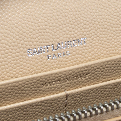 Saint Laurent Cassandre Billetera en la cadena - Beige oscuro