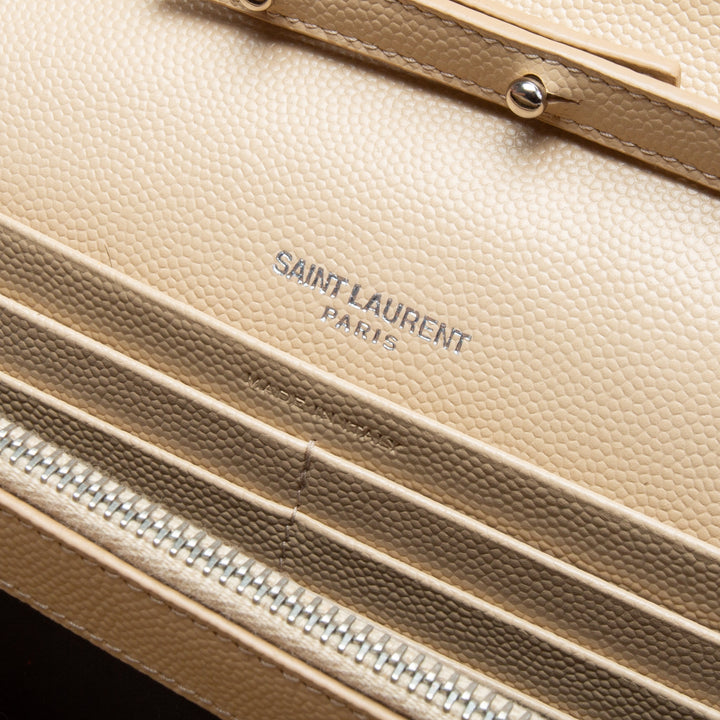 Saint Laurent Cassandre Billetera en la cadena - Beige oscuro