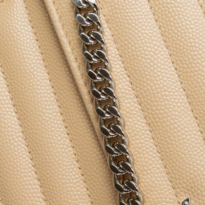 Saint Laurent Cassandre Billetera en la cadena - Beige oscuro