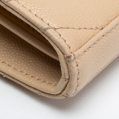 Saint Laurent Cassandre Billetera en la cadena - Beige oscuro