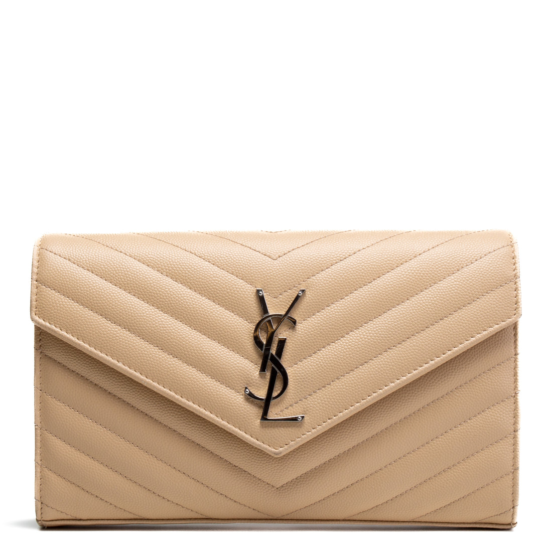 Saint Laurent Cassandre Billetera en la cadena - Beige oscuro